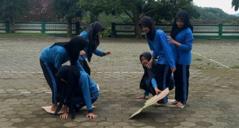 Lomba Estafet Kardus Meriahkan Class Meeting MTsN 5 Kulon Progo