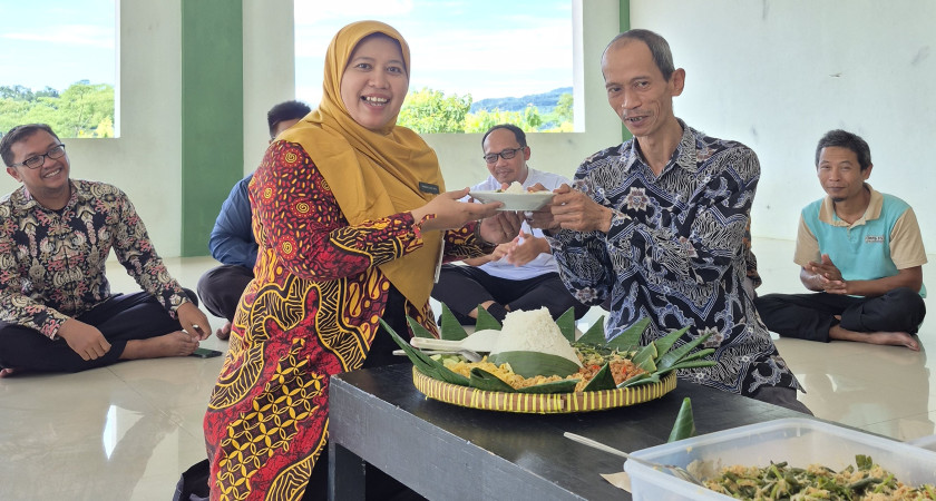 Awali HAB Ke-80 Kemenag RI, MTsN 5 Kulon Progo Gelar doa Bersama dan Kembul Bujono