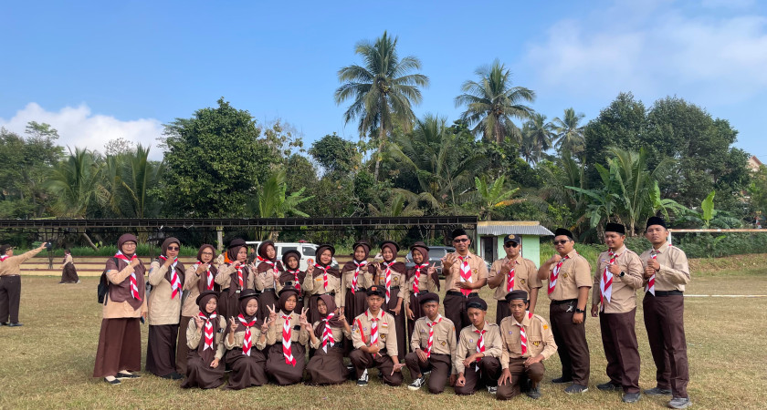 Khidmat di Bawah Terik Matahari, Murid dan Guru MTsN 5 Kulon Progo Ikuti Upacara Hari Pramuka ke-65