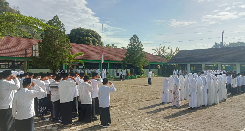 Semangat Resolusi Jihad Kembali Berkobar, MTsN 5 Kulon Progo Gelar Upacara Hari Santri Khidmat