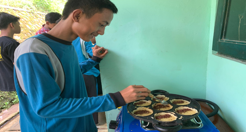 Kokurikuler MTsN 5 Kulon Progo: Siswa Antusias Olah Camilan Nusantara dengan Kreatif dan Kompak