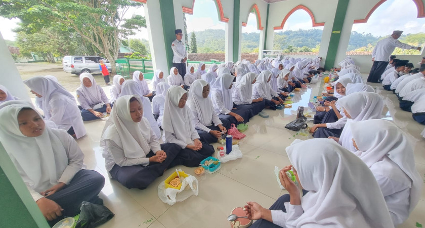 Hangat Kebersamaan, MTsN 5 Kulon Progo Gelar Kembul Bujana Ketupat di Hari Pertama Masuk