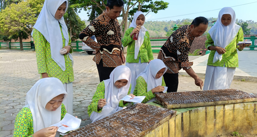 Jumat Bersinar MTsN 5 Kulon Progo: Hijaukan Madrasah dengan Pembibitan Lombok dan Terong