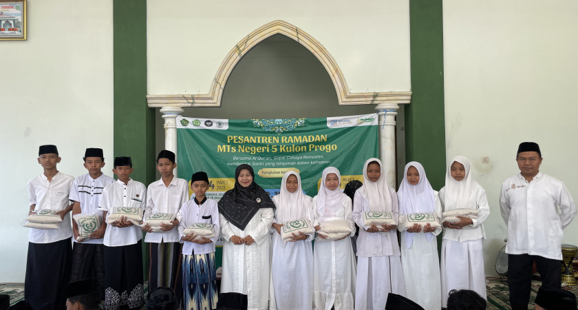 MTs N 5 Kulon Progo : Akhiri Pesantren Ramadan dengan Pentasyarufan Zakat Fitrah