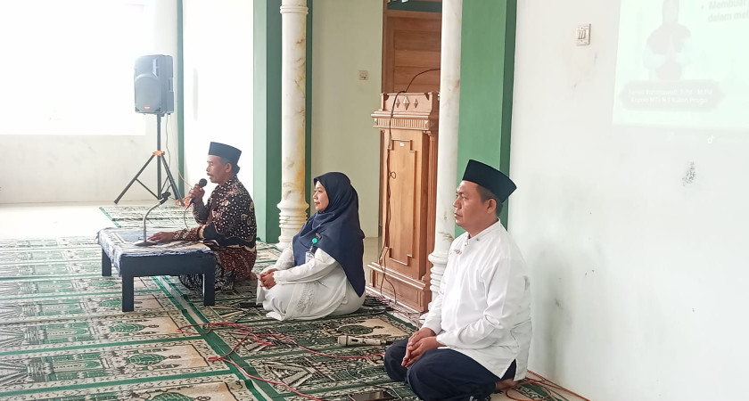 Kyai Muhidin KUA Samigaluh Puji Hadroh dan Ajak Santri Bersholawat Jibril Massal di HSN MTsN 5