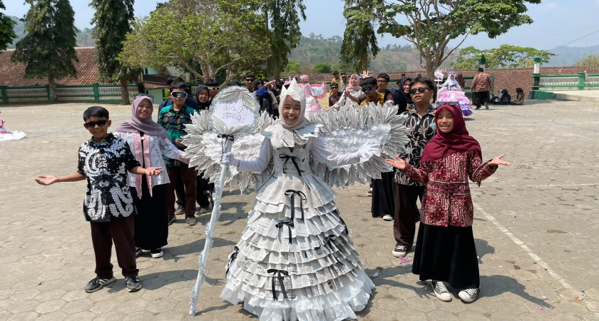 Peringatan Hari Batik Nasional 2026 di MTsN 5 Kulon Progo Semakin Meriah Lewat Fashion Show