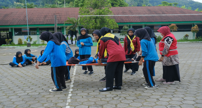 Pelatihan PMR MTsN 5 Kulon Progo Tekankan Praktik Langsung di Halaman Madrasah