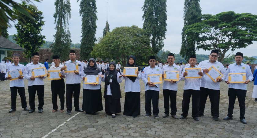Momentum HAB Kemenag ke-80, MTsN 5 Kulon Progo Berikan Penghargaan Bagi Guru dan Tendik Berprestasi