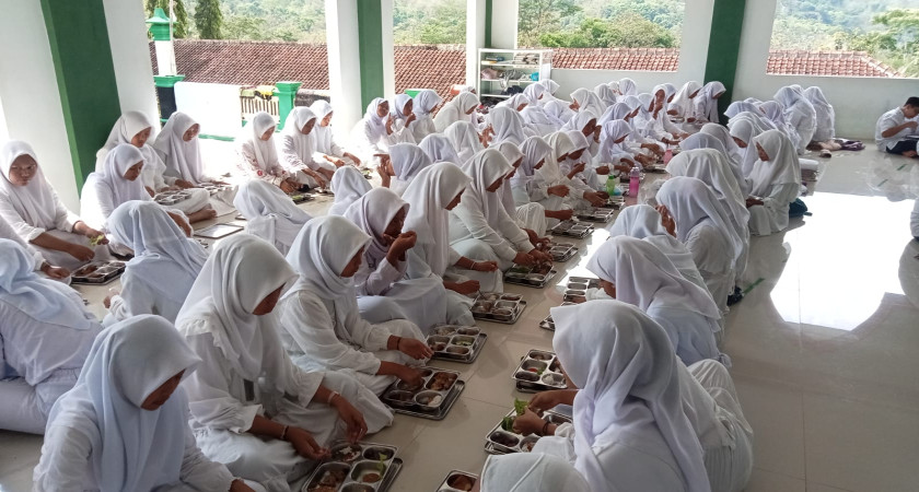 Warga MTsN 5 Kulon Progo Gelar Kembul Bujono dengan Menu Bergizi