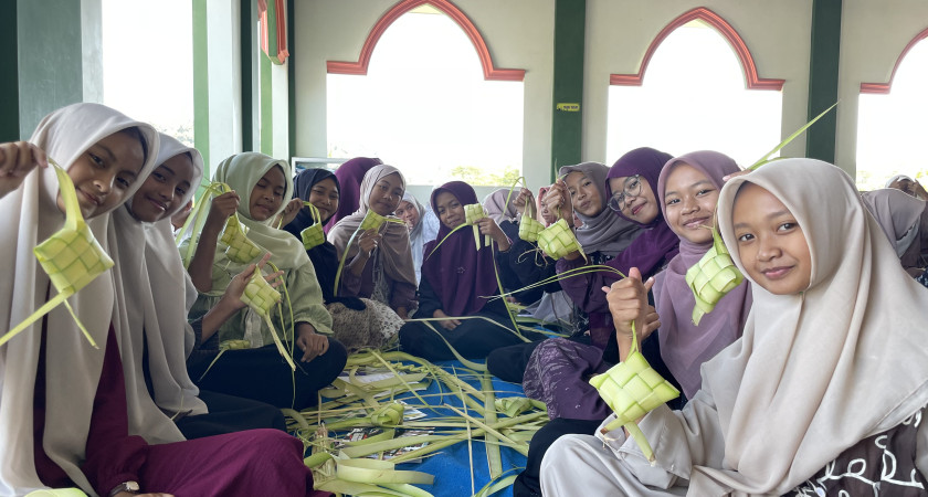 Lestarikan Tradisi Lebaran, Siswa MTsN 5 Kulon Progo Belajar Membuat Ketupat di Masjid Jabal Thoriq