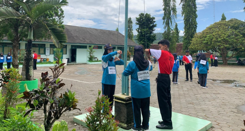 Bentuk Kedisiplinan dan Kekompakan Siswa, OSIS MTsN 5 Kulon Progo Latihan Upacara