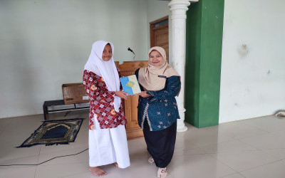 Menebar Cahaya Al-Qur’an, MTsN 5 Kulon Progo Bagikan Al-Qur’an kepada Murid Kelas VII