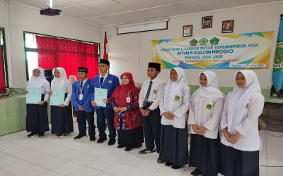 MTsN 5 Kulon Progo Gelar Serah Terima Jabatan Pengurus OSIS Periode 2024/2025 ke 2025/2026