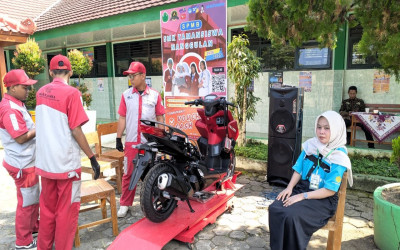 Belajar Jadi Montir, Praktik Otomotif Ramaikan Expo School MTsN 5 Kulon Progo