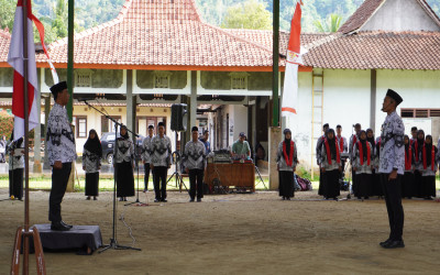 Guru MTsN 5 Kulon Progo Dipilih Pimpin Doa, Momen Spesial Upacara HGN Samigaluh