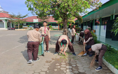 Semangat Kolaborasi Berlanjut, Siswa MTsN 5 Kulon Progo Bersihkan Lingkungan Madrasah