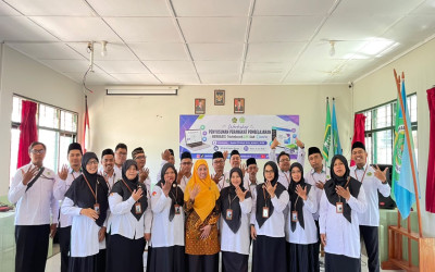 Guru dan Tendik MTsN 5 Kulon Progo Gali Potensi NotebookLM dan AI Canva dalam Workshop Pembelajaran