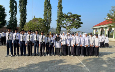 Kado Bangga dari Pramuka: Murid MTsN 5 Kulon Progo Serahkan Trofi Perkamuda dan Sertifikat Jamnas