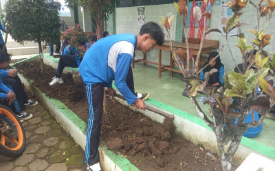 Penanaman Bibit Pegagan Dukung Program Adiwiyata di MTsN 5 Kulon Progo