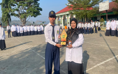 Ukir Prestasi Kebudayaan, Siswa MTsN 5 Kulon Progo Serahkan Vandel Juara III Sesorah