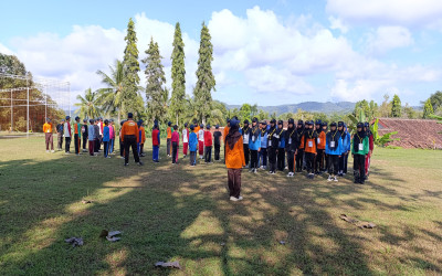 Kompak dan Disiplin! Siswa Baru MTsN 5 Kulon Progo Berlatih PBB Bersama Kakak OSIS