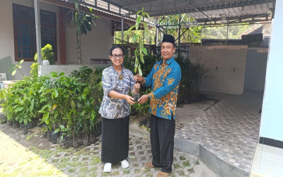 Terima 65 Bibit Tanaman dari DLH, MTsN 5 Kulon Progo Perkuat Program Adiwiyata