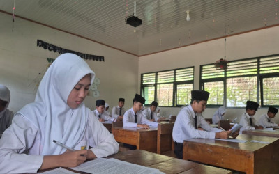 Hari Pertama Ujian Madrasah di MTsN 5 Kulon Progo Berjalan Tertib dan Lancar