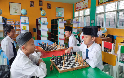 Perpustakaan Baitul Hikmah Jadi Ruang Nyaman Pelaksanaan Ekstrakurikuler Catur MTsN 5 Kulon Progo