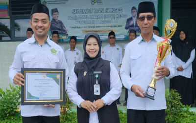 Kado Manis HAB ke-80 Kemenag RI: Penyerahan Trofi Juara I Adiwiyata untuk MTsN 5 Kulon Progo