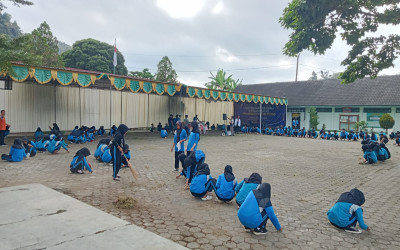 Semangat Kebersamaan Warga MTsN 5 Kulon Progo Sukseskan Rangkaian Acara Madrasah