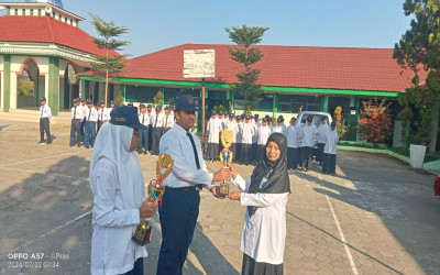 Siswa MTsN 5 Kulon Progo, Abdul Rahman Sholeh Serahkan Tropi Juara 3 Matematika Terpadu KSM 2024