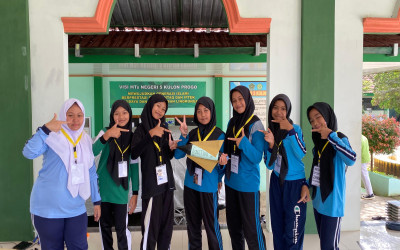 Siswa Baru MTsN 5 Kulon Progo Antusias Ikuti Kegiatan Pembuatan Roket Air dalam Rangka MATSAMA