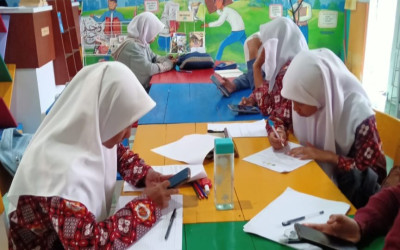 Semangat Pantang Menyerah Peserta OMI Sains MTsN 5 Kulon Progo di Perpustakaan